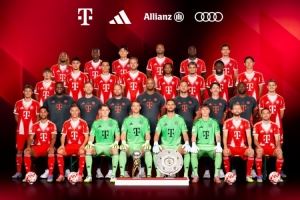 拜仁25-26赛季全家福:夏窗四新援在列,德超杯奖杯、沙拉盘出镜