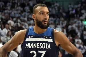 有点惨淡!戈贝尔3中2拿到5分4板 5失误4犯规