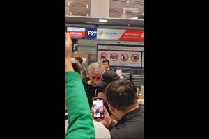 记者:部分国安球迷前往机场为塞蒂恩送行,张源含泪送别